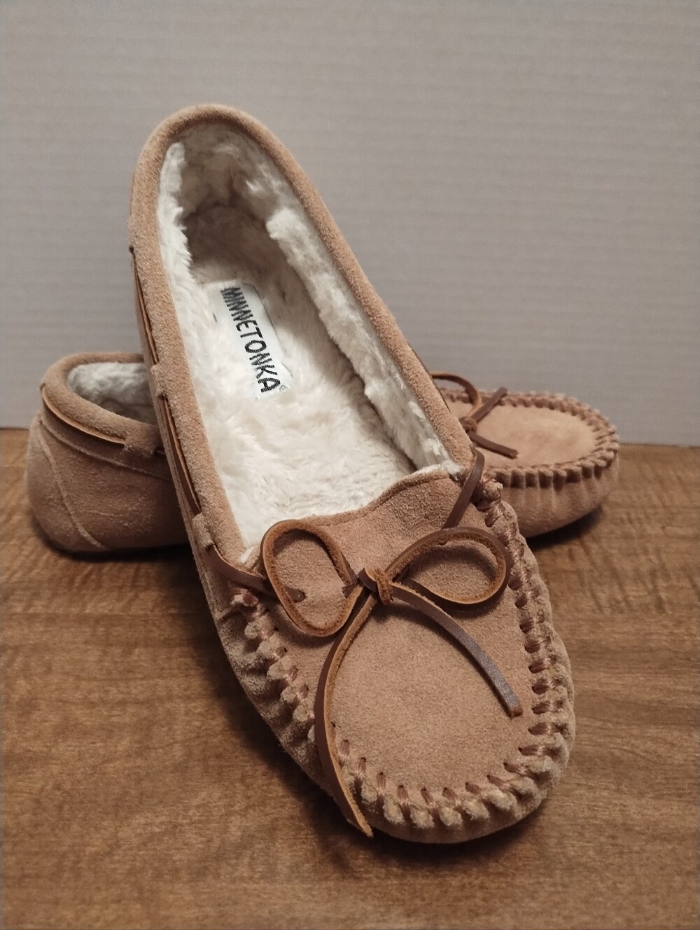 Minnetonka Women's Tan Suede Faux-Fur Moccasin Slippers